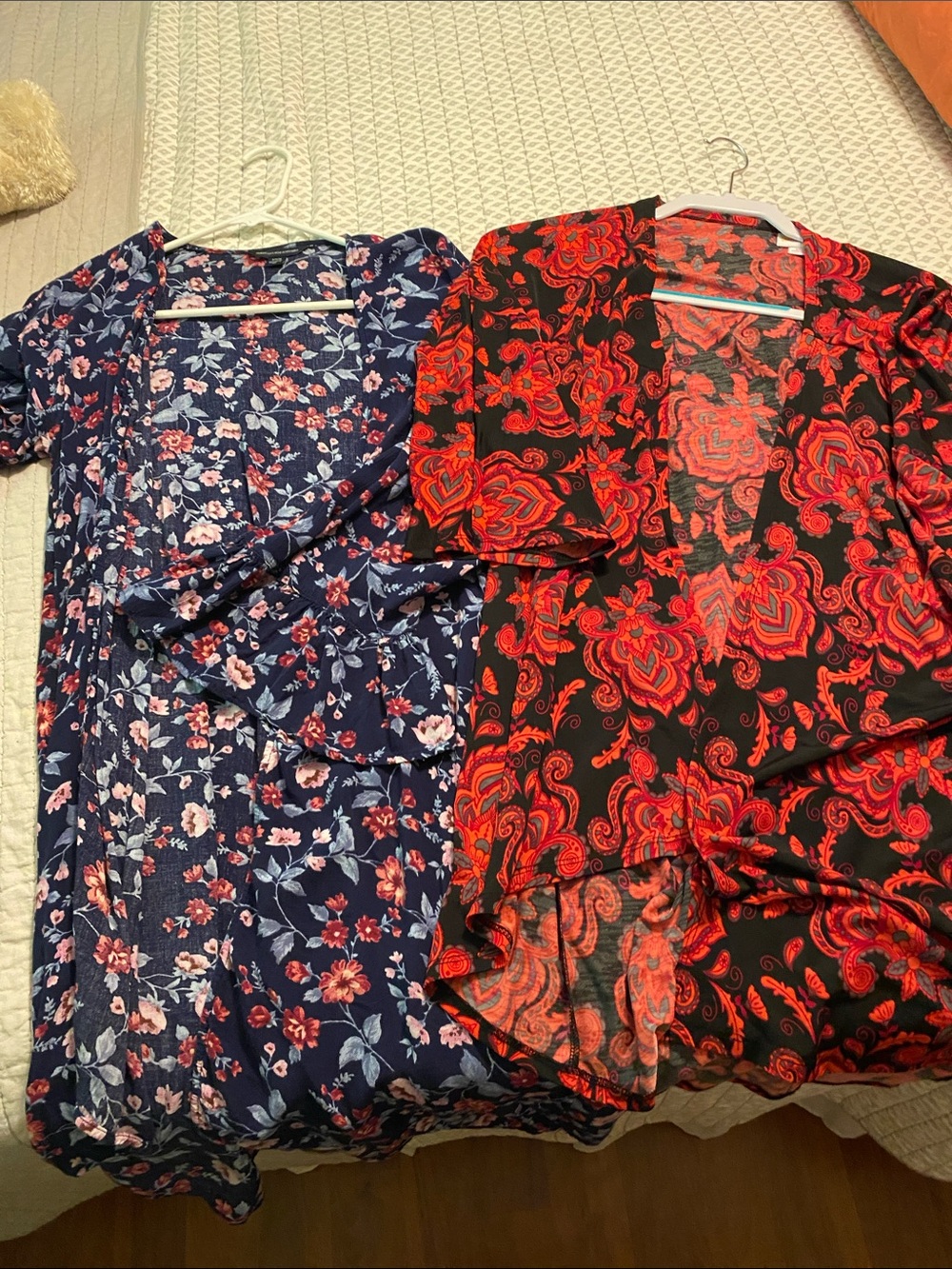 $2️⃣0️⃣ American Eagle OutfittersNavy Paisley & LulaRoe Red Floral Kimono